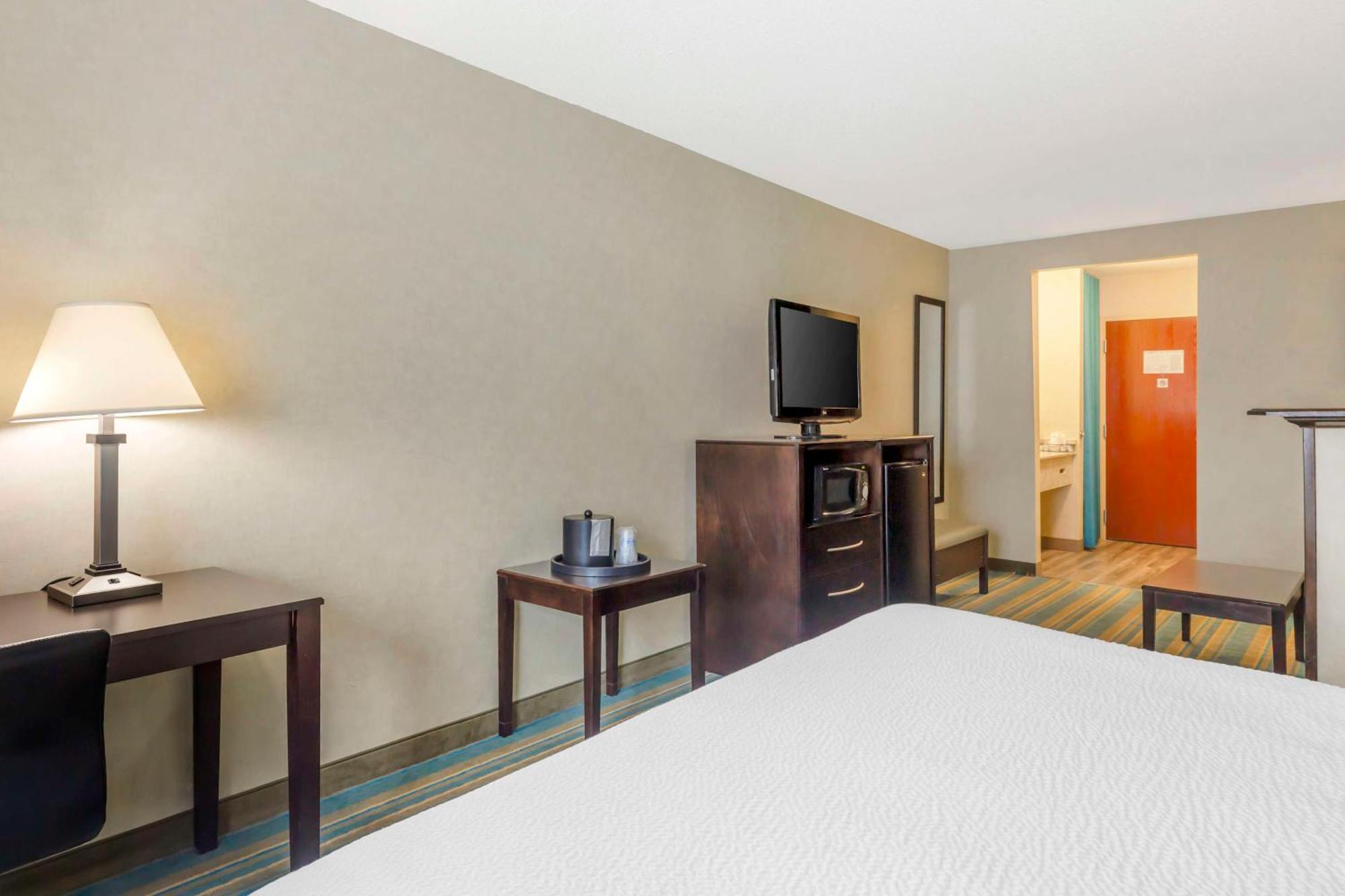 Best Western Plus Berkshire Hills Inn & Suites Pittsfield Exterior photo