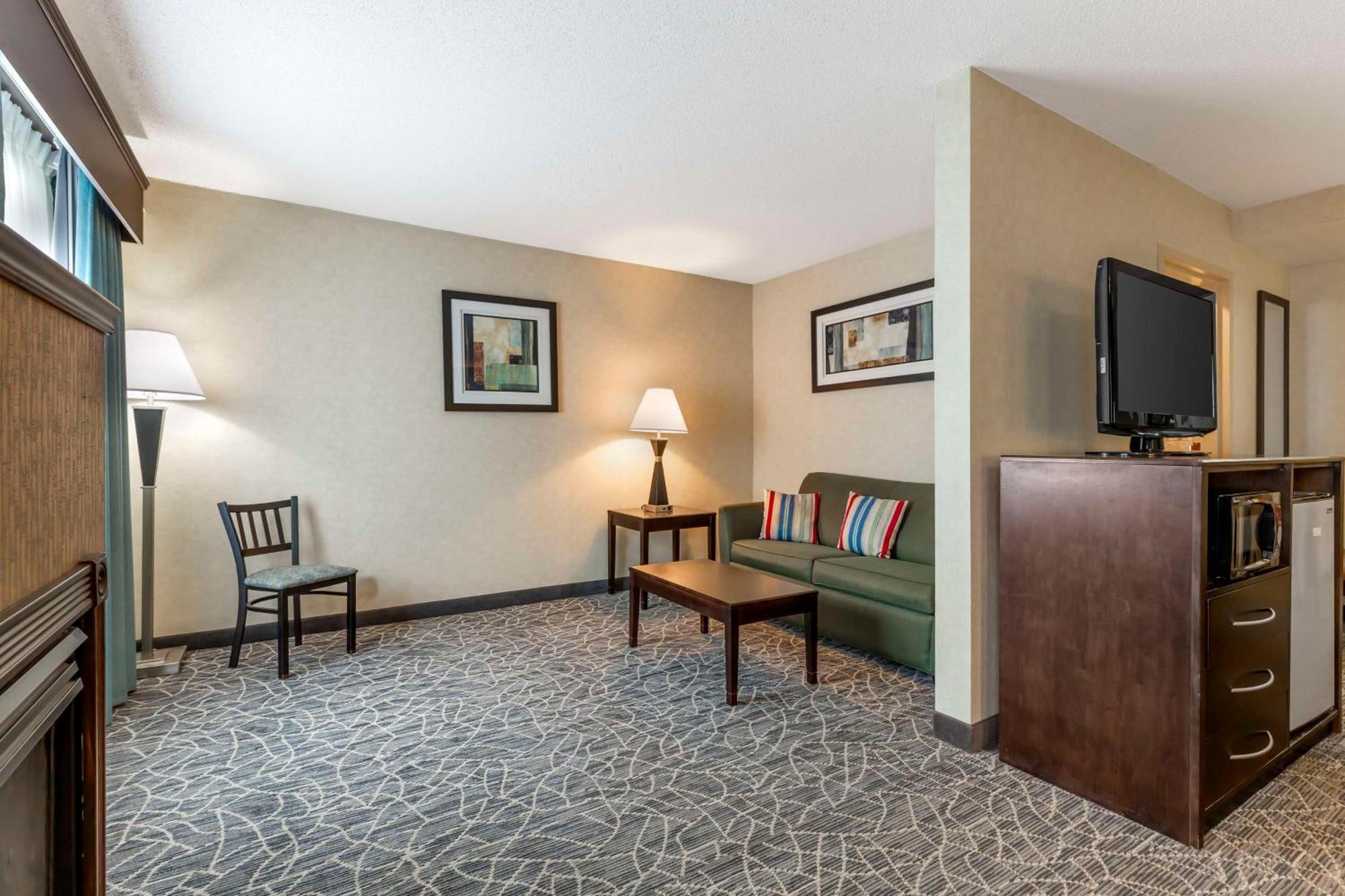 Best Western Plus Berkshire Hills Inn & Suites Pittsfield Exterior photo