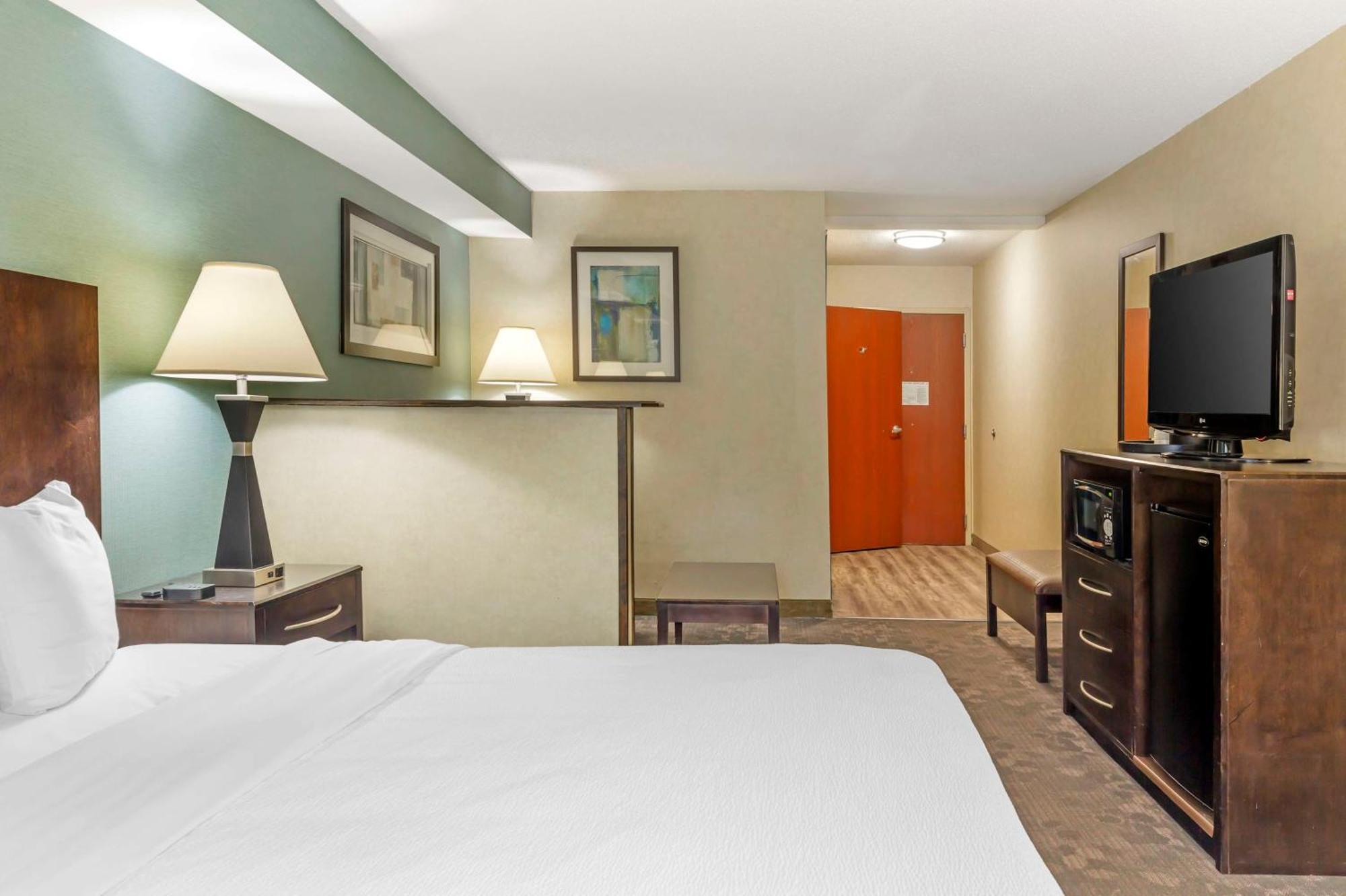Best Western Plus Berkshire Hills Inn & Suites Pittsfield Exterior photo